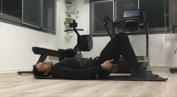 Michele Galante mentre mostra un esercizio